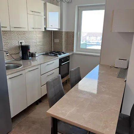 Coresi Topcity 2camere Apartment