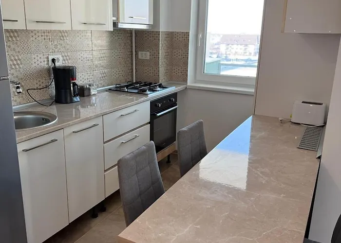 Coresi Topcity 2camere Апартаменти